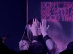 Jessie J rompe a llorar en el escenario mientras estrena canciones desgarradoras sobre su devastador aborto espontáneo y la trágica muerte de su amado guardaespaldas.