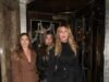 Abbey Clancy luce elegante y sin esfuerzo con un vestido negro mientras se une a su hija Sophia y a su hermana Elle en una noche festiva.