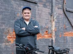 Un naturista que fue golpeado con su bicicleta en un viaje benéfico dice que lo confundieron con un “pervertido” y promete continuar andando desnudo