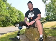 ¡Simplemente no cricket! Se ordena a un padre con una sola pierna que devuelva 36.000 libras esterlinas en beneficios tras ser filmado practicando este deporte