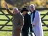 El rey Carlos saluda mientras asiste al servicio religioso junto a la alegre reina Camilla en Sandringham, después de que se revela que Andrew SE quedará en Royal Lodge para Navidad.