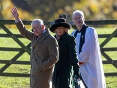 El rey Carlos saluda mientras asiste al servicio religioso junto a la alegre reina Camilla en Sandringham, después de que se revela que Andrew SE quedará en Royal Lodge para Navidad.