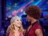 Alex Kingston de Strictly se convierte en la octava estrella en ser eliminada mientras Balvinder Sopal sobrevive OTRO baile, después de devastar a los fanáticos al cometer numerosos errores.