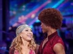 Alex Kingston de Strictly se convierte en la octava estrella en ser eliminada mientras Balvinder Sopal sobrevive OTRO baile, después de devastar a los fanáticos al cometer numerosos errores.