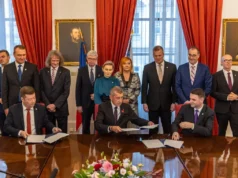 El ganador del voto popular checo, Babis, firma un acuerdo de coalición con sus socios euroescépticos