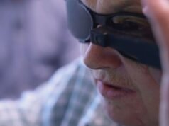 Un dispositivo pionero con forma de cabello devuelve la visión a pacientes con baja visión