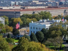 La mayoría de los donantes de salones de baile de Trump han recibido contratos federales en los últimos años, dice el organismo de control.