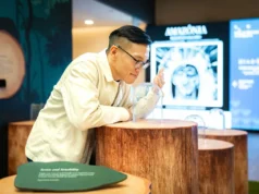 Entre los artículos donados a causas patrimoniales en 2024 se encuentran los centavos personalizados, el primer vehículo eléctrico fabricado en Singapur.