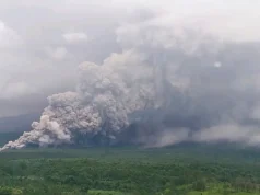 El volcán Semeru de Indonesia, cerca de Bali, entra en erupción; Se eleva el nivel de alerta más alto