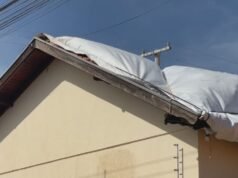 El granizo azotó el 75% de las casas, cubrió los tejados con lonas y suspendió las clases escolares en una localidad del interior de SP.