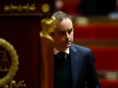 El primer ministro francés presiona a los legisladores para que aprueben el presupuesto de 2026 a pesar de las tensiones parlamentarias