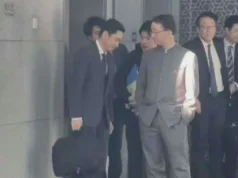 Una foto de un funcionario japonés inclinándose ante su homólogo chino se ha vuelto viral