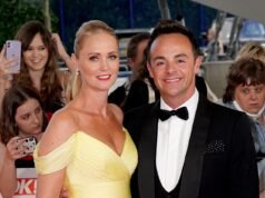 ¡Somos celebridades, sáquennos de aquí! Ant McPartlin y su esposa se mudan de una casa de £ 6 millones después de perder la batalla al talar árboles cuando los vecinos enojados se opusieron