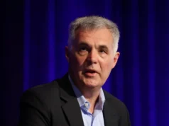 El director ejecutivo de Optus, propiedad de Singtel, dice que no tiene planes de dimitir en medio de una intensa investigación sobre un apagón mortal