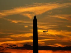 La administración Trump ha ordenado un recorte del 10% en los vuelos en los principales aeropuertos de EE.UU. debido al cierre