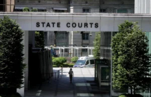 Un médico previamente encarcelado por realizar visitas recibió una suspensión de la práctica médica de seis meses.