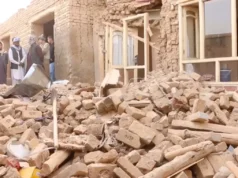 Los afganos comienzan a limpiar después de que un poderoso terremoto mata a 20 personas