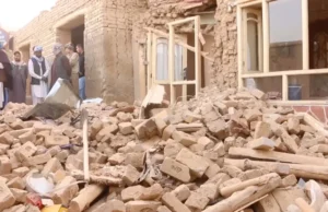 Los afganos comienzan a limpiar después de que un poderoso terremoto mata a 20 personas