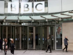 El jefe de la BBC británica, Tim Davey, dimitió en medio de críticas por la edición del documental de Trump.