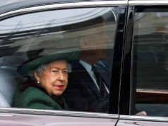 Asistiendo al desfile de modas de la difunta Reina Isabel en el Palacio de Buckingham