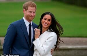 Cómo el anillo de compromiso de Meghan Markle de £ 126,000 del Príncipe Harry ha sido alterado cuatro veces desde 2017