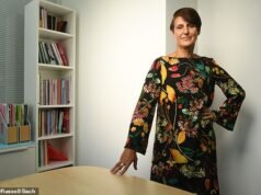 El gurú de la educación de Starmer: el académico de izquierda obsesionado con la raza, la clase y el género, mientras los laboristas son acusados de “vandalismo educativo” por la reestructuración del plan de estudios.