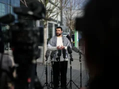El comentarista pro-Reino Unido ha regresado a Gran Bretaña tras ser liberado de la custodia estadounidense.