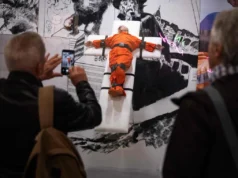 Escultura de la crucifixión de Trump en exhibición en Suiza