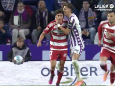 Un jugador del Valladolid besa a un jugador del Granada y su furiosa reacción le vale la tarjeta roja.