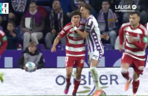 Un jugador del Valladolid besa a un jugador del Granada y su furiosa reacción le vale la tarjeta roja.