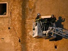 Los bomberos de Roma luchan para rescatar a un trabajador atrapado bajo una torre medieval derrumbada