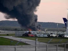 Al menos tres personas mueren tras estrellarse un avión de UPS en Kentucky y estallar en llamas