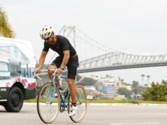 Triatleta recorre 90 km en bicicleta de 15 kg en el Ironman 70.3 SC de los años 70: ‘Deporte para todos’
