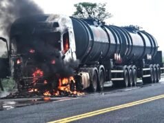 El conductor fue capturado por hombres armados y el camión cisterna fue incendiado en la BR-262