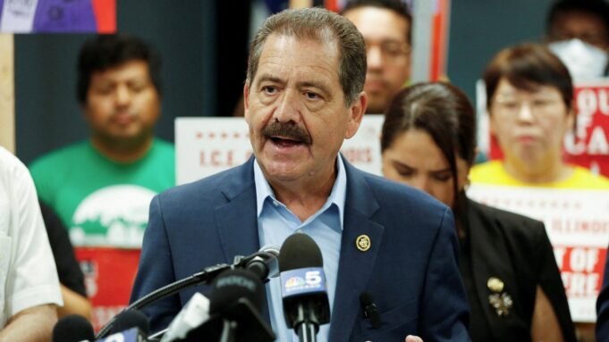 chuy-garcia-speaking-chicago-politics-election-house-democrat.jpg