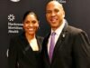 El senador Cory Booker se casa con su prometido Alexis Lewis en una ceremonia privada en Washington
