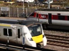 Un atacante solitario apuñala un tren en el Reino Unido, no terrorismo, dice la policía