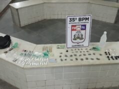 El primer ministro arresta a un presunto traficante de drogas mientras visitaba una fiesta secreta en un ferry