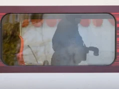 El sospechoso del apuñalamiento en un tren del Reino Unido no es conocido por la policía antiterrorista, dice un ministro