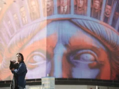 La doble realidad de Irán: la represión política se profundiza a medida que disminuyen las restricciones sobre el uso del velo