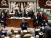 Los legisladores franceses votaron a favor de suspender las impopulares reformas de las pensiones.