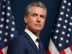 El gobernador Newsom guarda silencio sobre los violentos disturbios y arrestos de la TPUSA en Berkeley