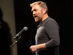 El demócrata de Maine dice que las publicaciones comunistas en Reddit eran bromas en la carrera por el Senado