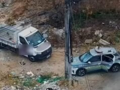 La guardia municipal retira basura en el área de protección de Fortaleza, incauta vehículos e impone multas.