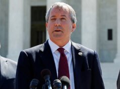 El fiscal general de Texas, Ken Paxton, demanda al condado por un programa que ayuda a los inmigrantes a obtener abogados