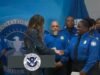 Kristi Noem entrega bonos de $10 mil a los trabajadores de la TSA después del cierre
