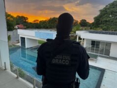 El dentista fue detenido y el médico vigilado mediante un monitor electrónico en el tobillo por sospecha de malversación de recursos sanitarios