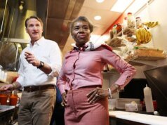 El candidato republicano a gobernador de Virginia, Earle-Sears, hace su último discurso a los votantes