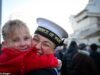 Las familias se reunieron a tiempo para Navidad cuando el buque insignia de la Royal Navy, el HMS Prince of Wales, y sus barcos de apoyo regresaron a casa.