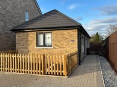 Los agentes inmobiliarios se burlaron después de poner a la venta un ‘bungalow independiente’ por £325,000… pero ¿puedes ver por qué?